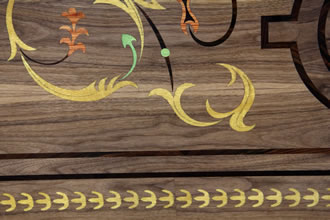 Pormenor embutido de madeiras na frente de mesa de entrada VIP da Assembleia Nacional de Angola