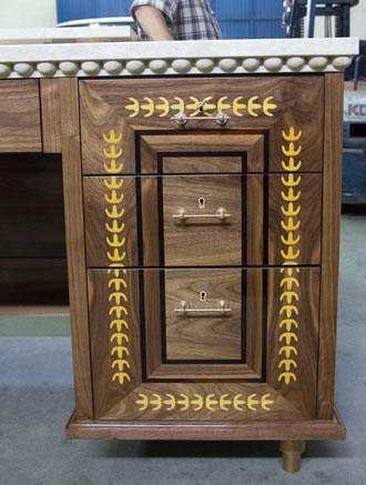 Pormenor gavetas da mesa de entrada VIP da Assembleia Nacional de Angola