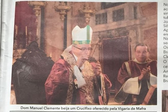 Cardeal Patriarca, Dom Manuel Clemente, beija o crucifixo oferecido pela Vigararia de Mafra, manufacturado pelo Atelier M&oacute;veis d'Arte Canhoto