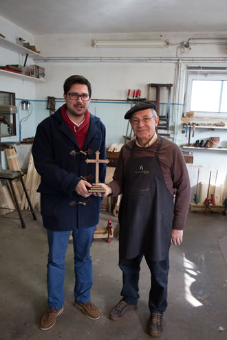 Mestre Firmino Ad&atilde;o Canhoto entrega o Crucifixo acabado