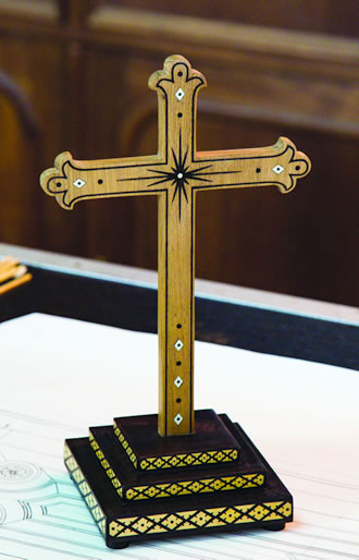 Crucifixo em madeira estilo indo-portugu&ecirc;s