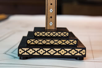 Pormenor da base de secretaria do Crucifixo em madeira estilo indo-portugu&ecirc;s