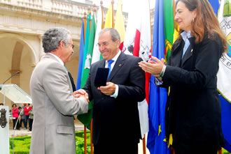 Mestre Firmino Ad&atilde;o Canhoto recebe medalha de Jos&eacute; Maria Ministro dos Santos