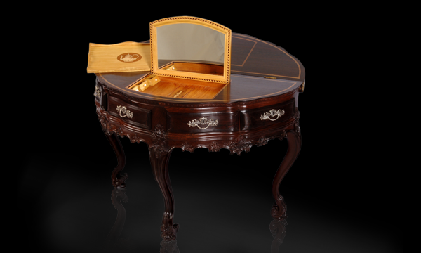 Mesa de Jogo D. José com segredo no interior do tampo liso (mesa de centro ou de chá)