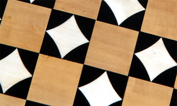 Pormenor do tampo de jogos para Xadrez, Gamão e Damas da Mesa de Jogo D José (trabalhada)