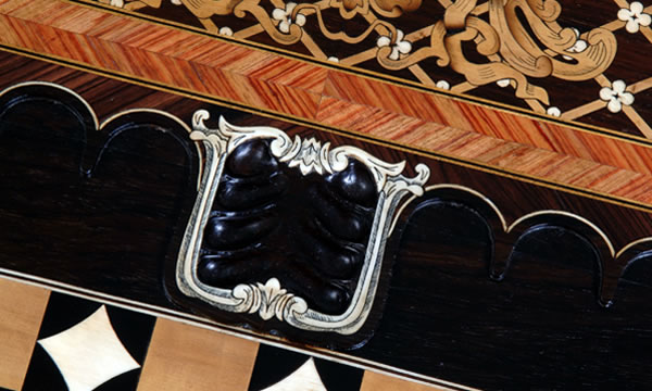 Pormenor dos embutidos no tampo de jogos da mesa de jogo D. José