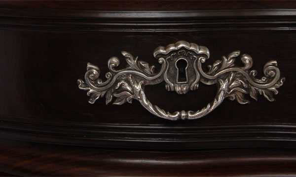 Pormenor da ferragem da gaveta da mesa de jogo estilo D. José