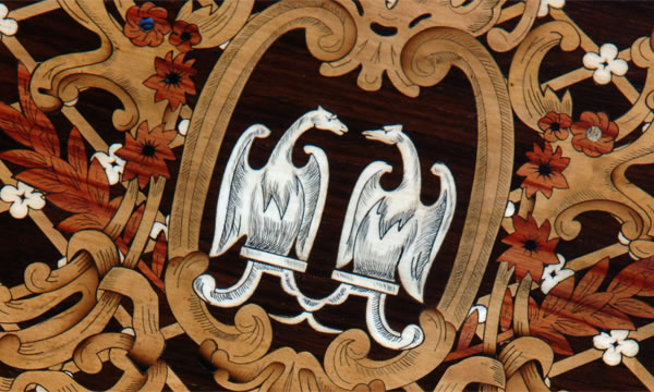 Pormenor do trabalho de embutido com diversas madeiras do tampo de jogos da mesa de jogo D. José