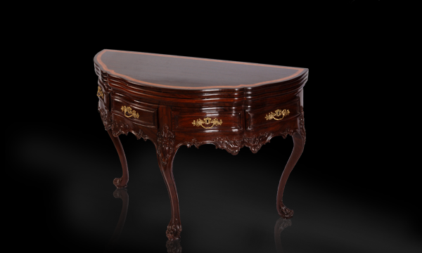 Mesa de Jogo estilo D. José com os 4 tampos fechados torna-se numa mesa de encostar