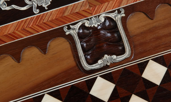 Pormenor do embutido de madeiras (pau cetim, ébano, pau santo...) do tampo de jogo