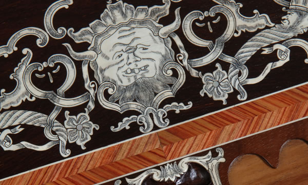 Pormenor do embutido e desenhos gravados no tampo de jogos da mesa de jogo D. José